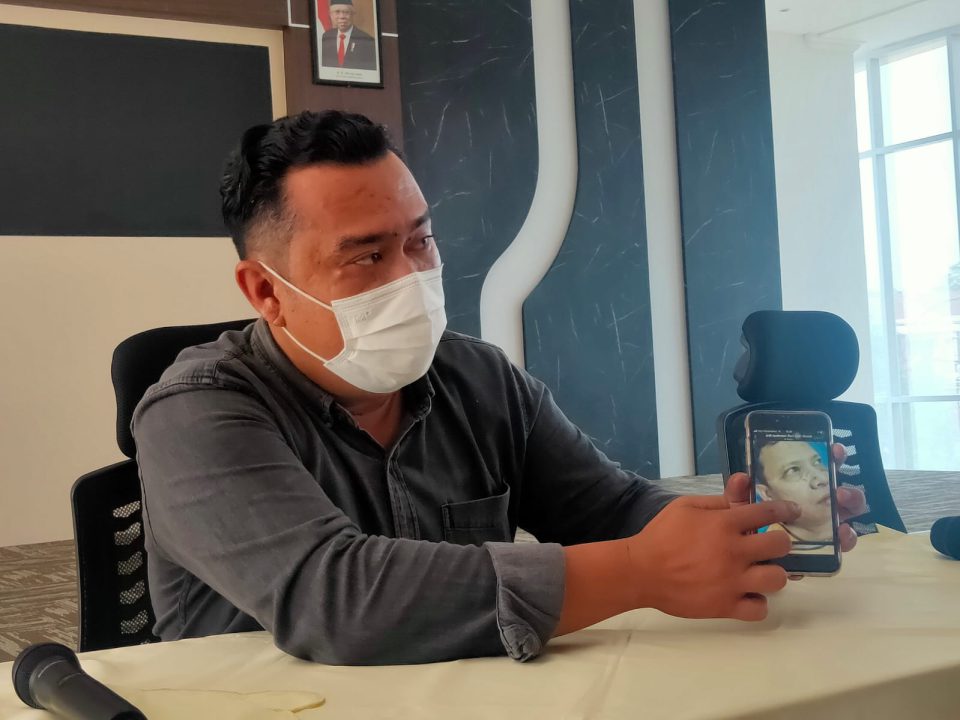 Kasi Intel Kejaksaan Negeri Gresik Deni Niswansyah menunjukkan foto petugas yang terluka memar di wajah, Jumat (3/12/2021). / Foto: Sah