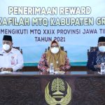 Wakil Bupati Gresik, Aminatun Habibah menyerahkan secara simbolis reward tersebut kepada para kafilah MTQ KAbupaten Gresik, Rabu (29/12/2021). / Foto: tbk