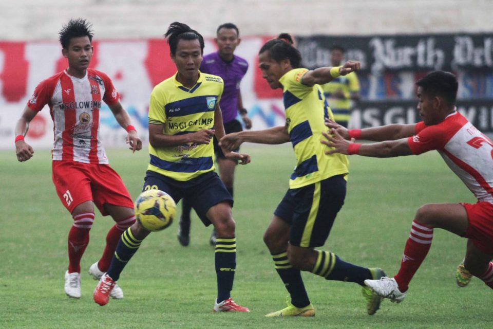 Pemain Gresik United (kuning) duel dengan pemain Deltras Sidoarjo (merah)pada laga babak 8 besar Liga 3 regional Jawa Timur, Sabtu (11/12/2021). / Foto: tbk