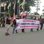 Puluhan massa Forkot melakukan aksi di depan kantor Pemkab Gresik menolak Ranperda Rencana Tata Ruang Wilayah (RTRW) 2021-2041, Selasa (4/1/2021)./ Foto: tbk