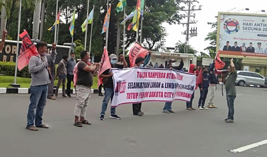 Puluhan massa Forkot melakukan aksi di depan kantor Pemkab Gresik menolak Ranperda Rencana Tata Ruang Wilayah (RTRW) 2021-2041, Selasa (4/1/2021)./ Foto: tbk