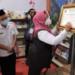 Wakil Bupati Gresik Aminatun Habibah saat meresmikan perpustakaan digital ramah anak Lentera Ilmu, Rabu (26/1/2022). / Foto: TBK