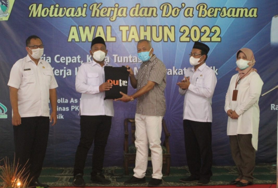 Bupati Gresik Fandi Akhmad Yani saat menghadiri Kegiatan Motivasi Kerja dan Doa Bersama Awal Tahun 2022 Dinas PUPR dan Dinas PKP, Rabu (5/1/2022)./ Foto: tbk