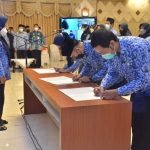 Bupati Gresik Aminatun Habibah saat menandatangani pelantika. Dan pengambilan sumpah PNS, Kamis (10/2/2022)./ Foto: TBK