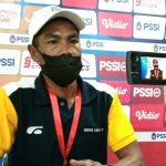 Pelatih Gresik United, Khusairi saat jumpa pers usai laga kontra Perseden Denpasar, Jumat (11/2/2022)./ Foto: TBK
