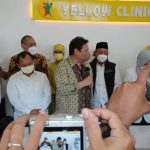 Menteri Koordinator (Menko) Bidang Perekonomian, Airlangga Hartanto didampingi Bupati Gresik, Fandi Akhamd Yani saat meresmikan Yellow Clinic, Sabtu (19/2/2022)./ Foto: TBK