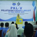 Wakil Bupati Gresik Aminatun Habibah saat membuka pelatihan bagi kader PMII. Foto: TBK