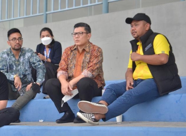 Bupati Gresik Fandi Akhmad Yani (kanan) saat menyaksikan pertandingan Gresik United kontra Perseden Denpasar, Jumat (11/2/2022) di tribun VIP stadion Gelora Joko Samudero./ Foto:TBK