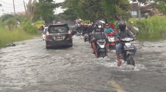 Jalan utama Desa Morowudi penghubung dua Kecamatan di Gresik bagian selatan yang terendam air luapan Kali Lamong beberapa waktu lalu./ Foto: TBK