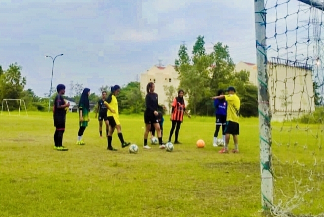 Pelatih tim sepakbola putri Gresik, Boma memberikan materi latihan kepada pemain./ Foto: TBK