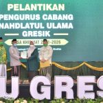 Wakil Bupati Gresik Aminatun Habibah saat menyerahkan secara simbolis bantuan 96 unit motor kepada MWCNU dan Banom NU, Minggu (27/2/2022)./ Foto: TBK