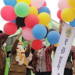 Wakil Bupati Gresik Aminatun Habibah melepas balon udara sebagai tanda peresmian gedung UPT. SMPN 33, Selasa (1/3/2022)./ Foto: Humas Pemkab