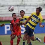 Pemain Gresik United, Muhammad Irvan (kuning) duel udara dengan pemain Persidago Gorontalo, Senin (7/3/2022) di stadion Gelora Delta Sidoarjo./ Foto: TBK