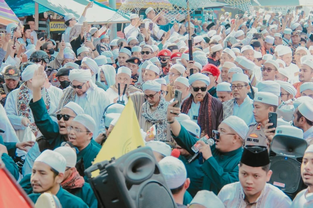 Puncak Haul Habib Abu Bakar Assegaf, Lautan Manusia Memutihkan Alun-alun Gresik 