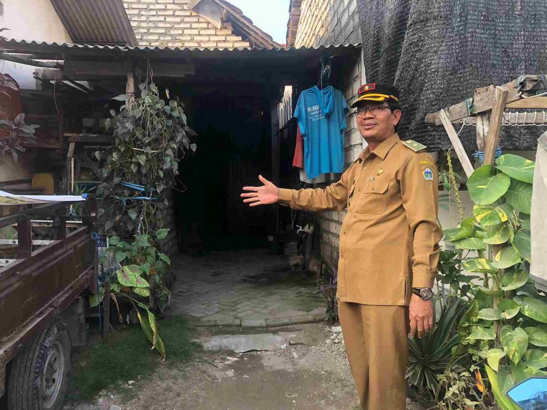 Kades Campurejo Menujukan rumah warganya yang masuk duua wilayah kabupaten. (Foto : Aam Alamsyah/Gresiksatu.com)