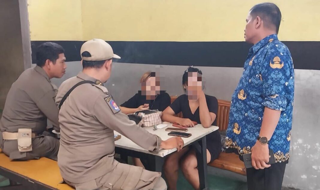 Dianggap Rusak Identitas Kota Santri, Satpol PP Gresik Beri Teguran Penjaga Warung Berpakaian Minim