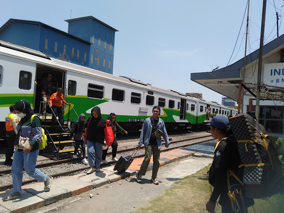 Kereta Api Komuter Rute Gresik Surabaya Sidoarjo, Efisien Dan Harga ...