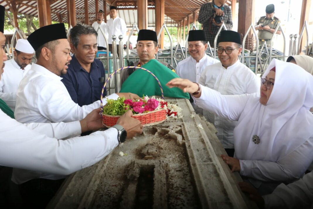 hut pemkab gresik, bupati gresik pimpin ziarah makam waliyullah dan makam krt poesponegoro