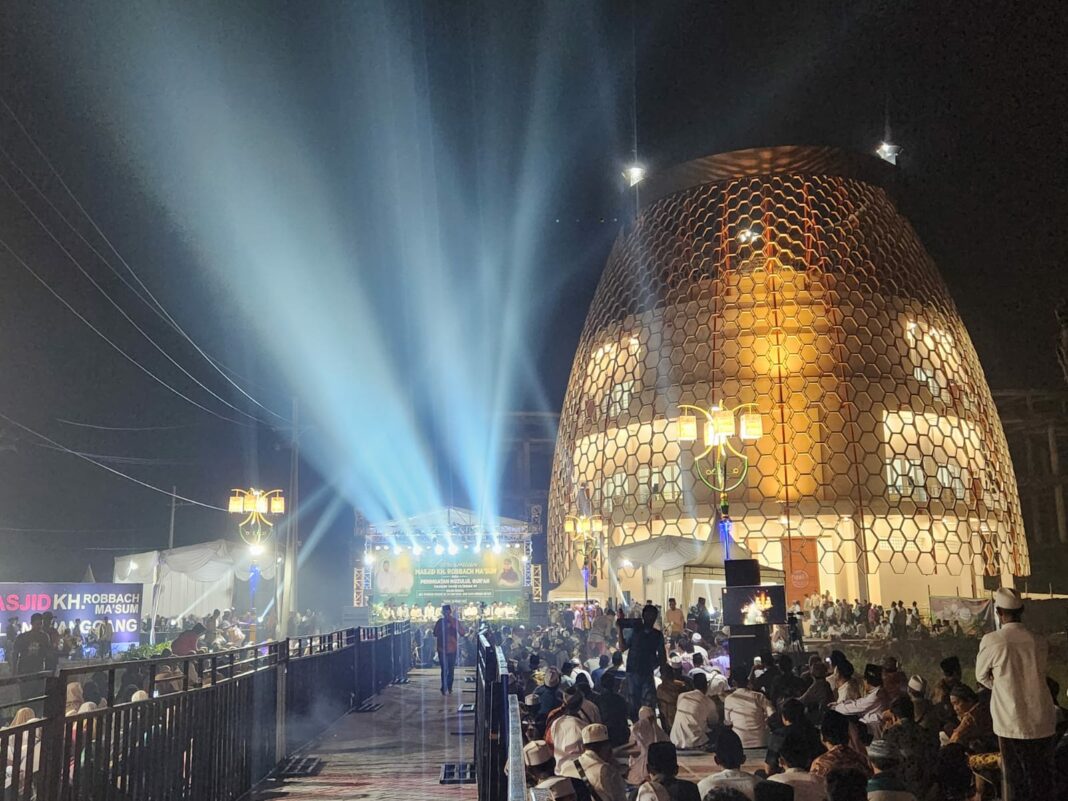 masjid kh robbach ma'sum islamic center balongpanggang gresik diresmikan