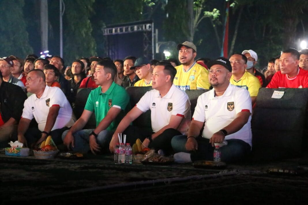 Antusiasme Tinggi Warga Gresik Saat Nobar Timnas U23 Bareng Gus Yani