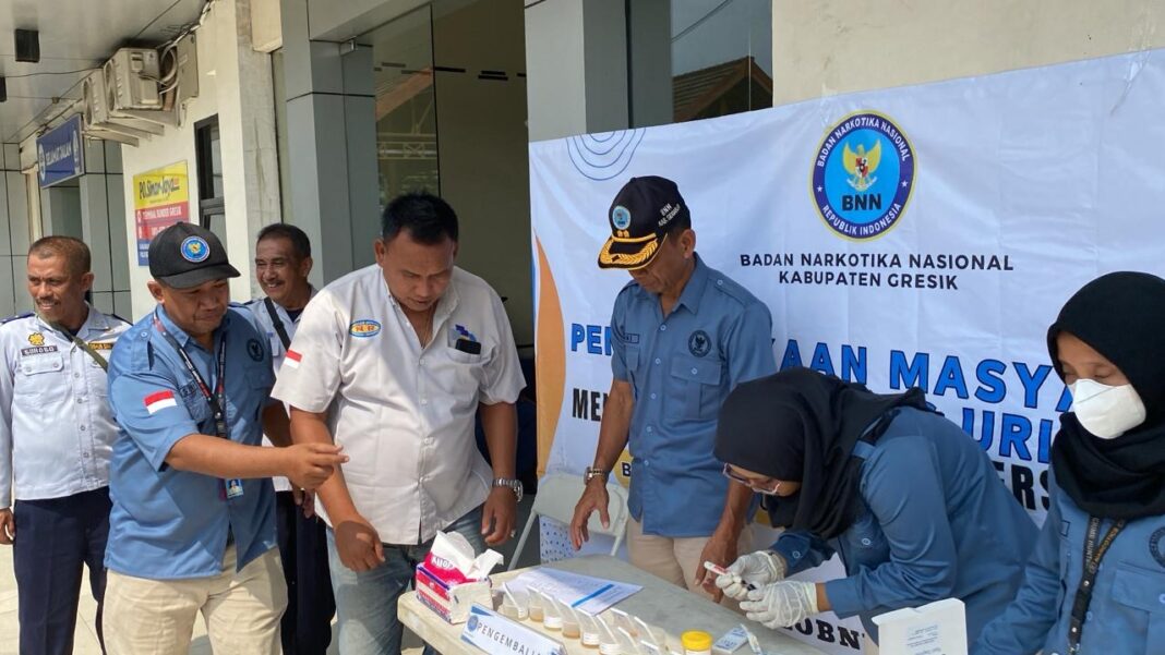 Ciptakan Mudik Aman, Puluhan Sopir di Terminal Bunder Gresik Jalani Tes Urine