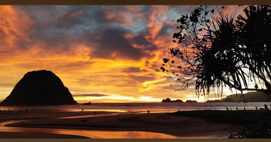 menikmati sunset romantis di pantai pulau merah di banyuwangi