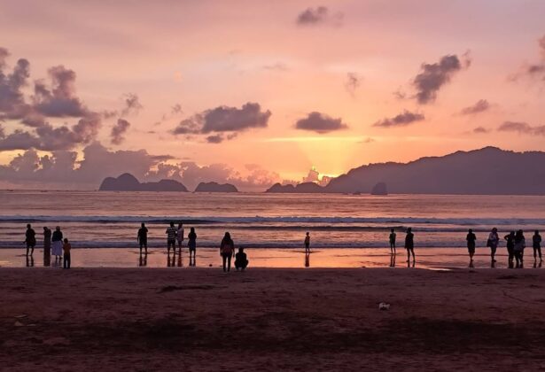 pantai pulau merah, banyuwangi 2