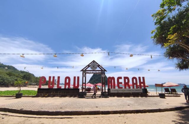 pantai pulau merah, banyuwangi