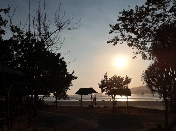 pantai pulau merah 1