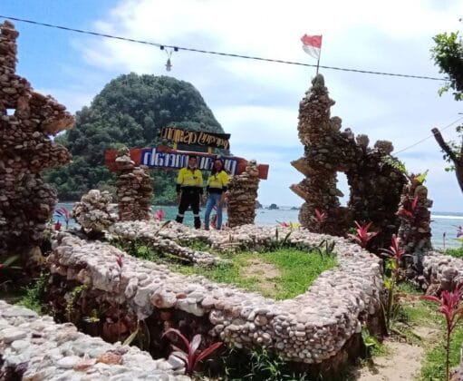 pantai pulau merah 2