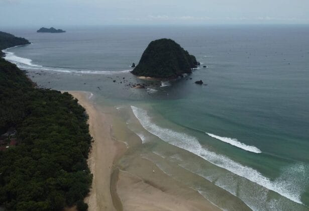 pantai pulau merah