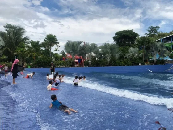 wahana kolam ombak, wisata edupark madiun