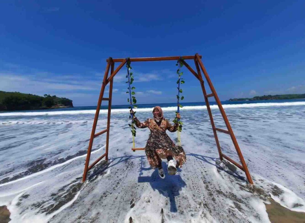 pantai serang blitar 00