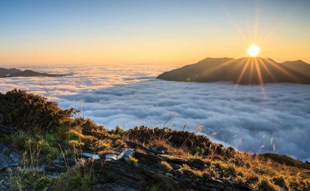 puncak b29, negeri atas awan lumajang