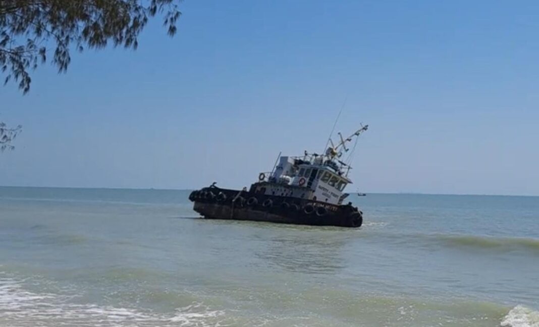 karam lebih dari seminggu, kapal di pantai tuban terjebak di karang belum dievakuasi