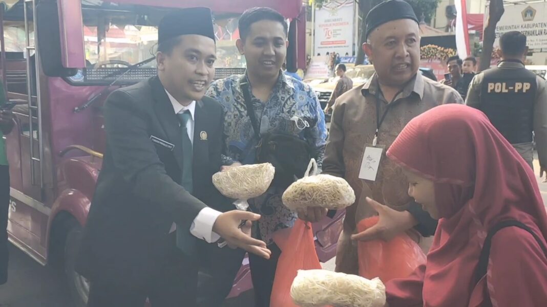 syukuran unik anggota dprd gresik, pondra priyo utomo bagikan kecambah ke warga usai dilantik jadi anggota dewan