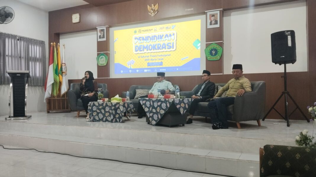 belasan osis sma smk di gresik ikuti seminar pendidikan demokrasi di smk nuris