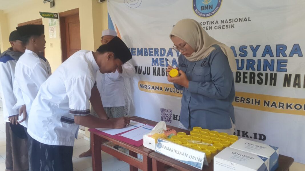 perangi narkoba, bnn gresik lakukan tes urin ke sekolah, dan pondok di pulau bawean 