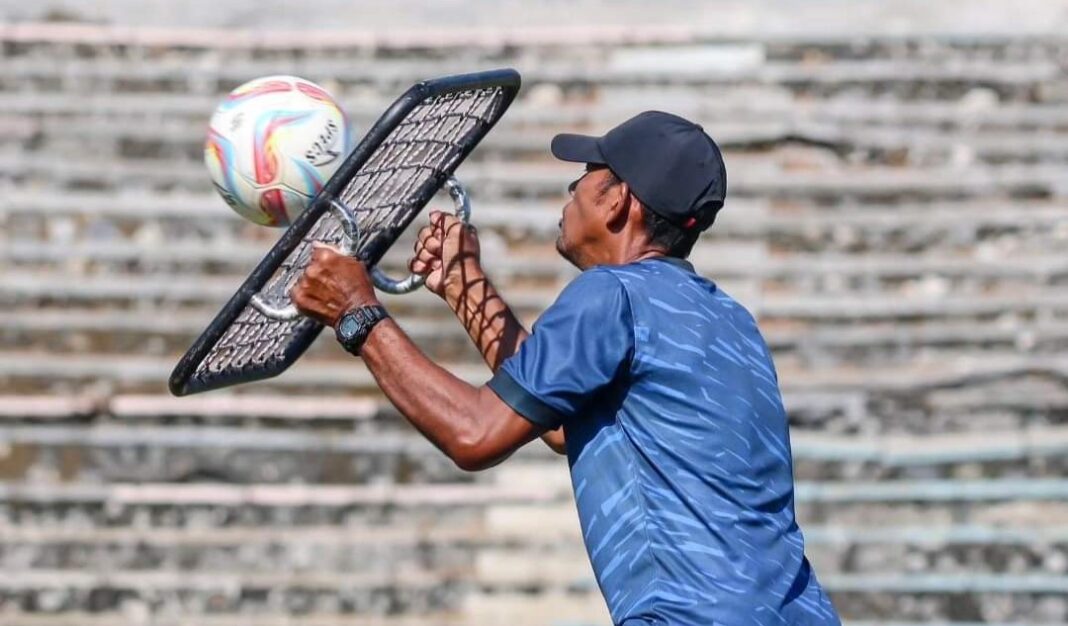 melanggar aturan, pelatih kiper gresik united kena sanksi dan denda dari ppsi 