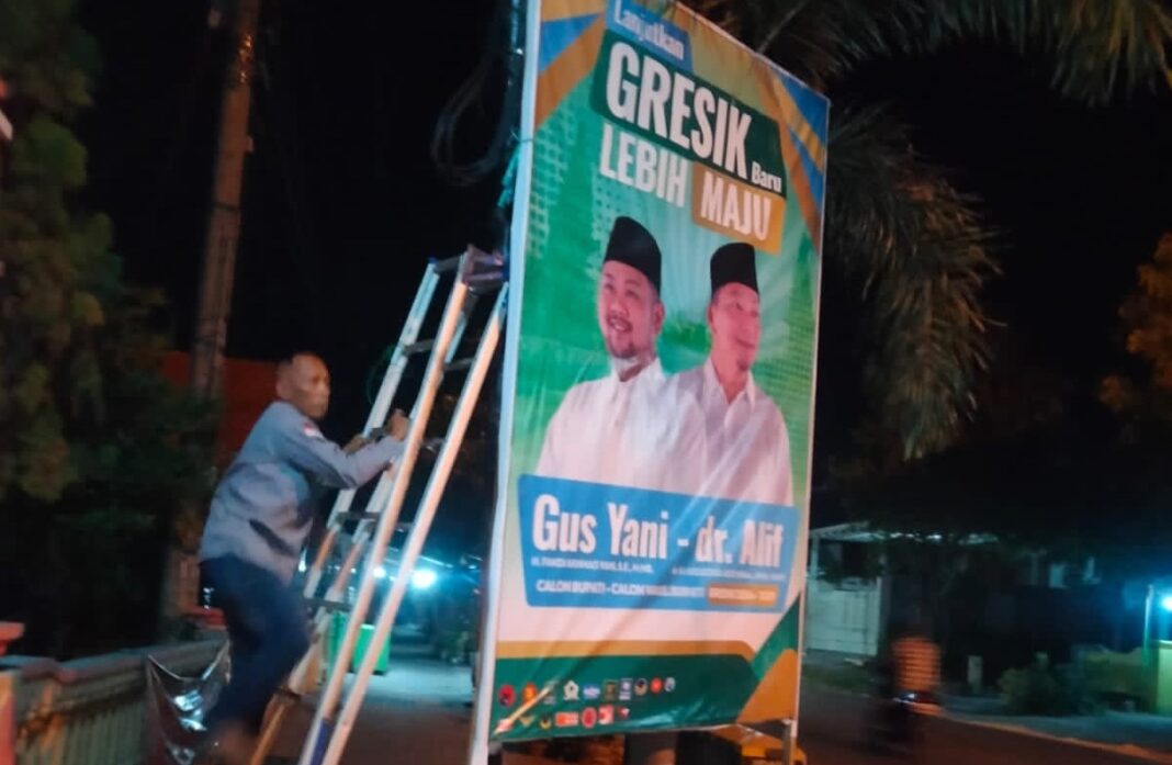 sejumlah apk paslon di gresik ditertibkan, begini aturan pemasangan yang harus ditaati