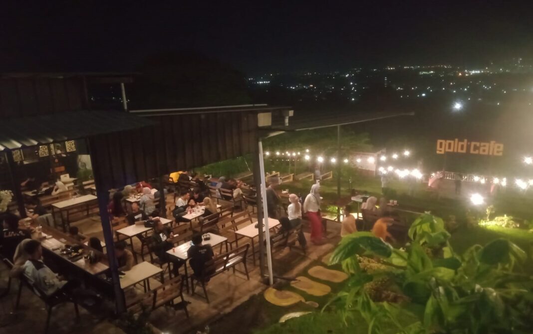 gold cafe, oase di puncak bukit pucem gresik