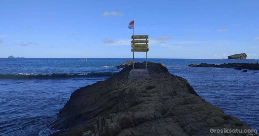 panorama pantai watu ulo di jember dengan formasi batu karang menyerupai ularr