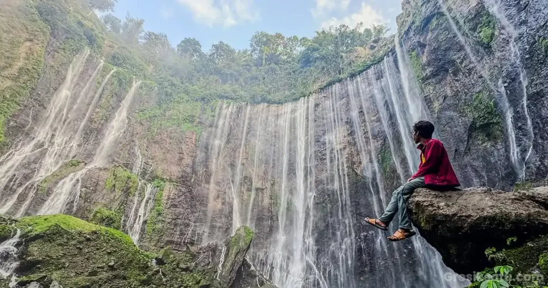 pemandangan indah air terjun tumpak sewu di jawa timur