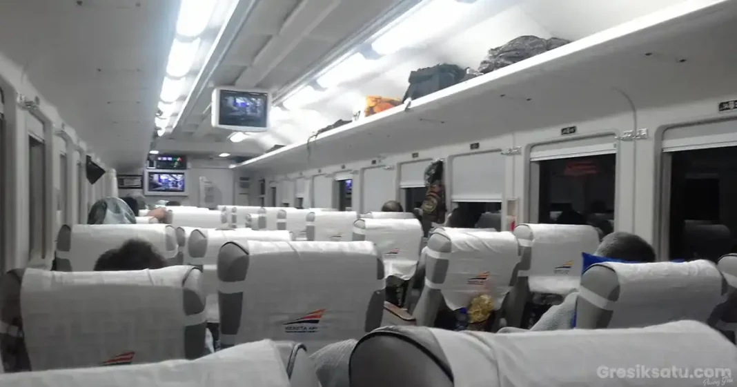 pemandangan interior kereta api eksekutif selama perjalanan.