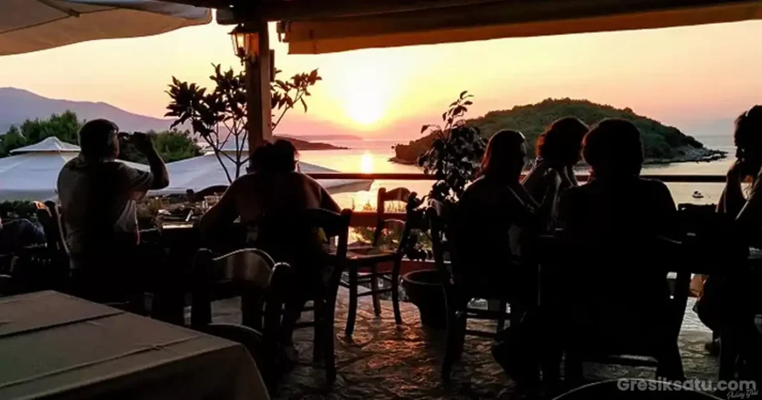 pemandangan kafe tepi pantai di banyuwangi dengan suasana santai