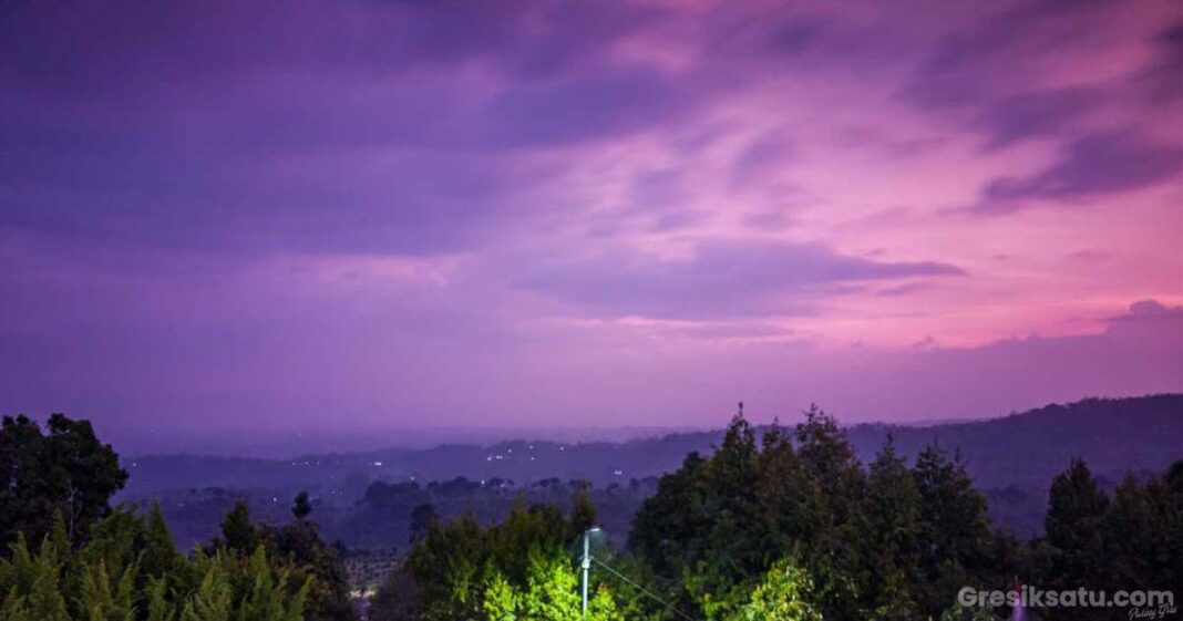 pemandangan puncak rembangan jember dengan latar belakang alam yang mempesona.