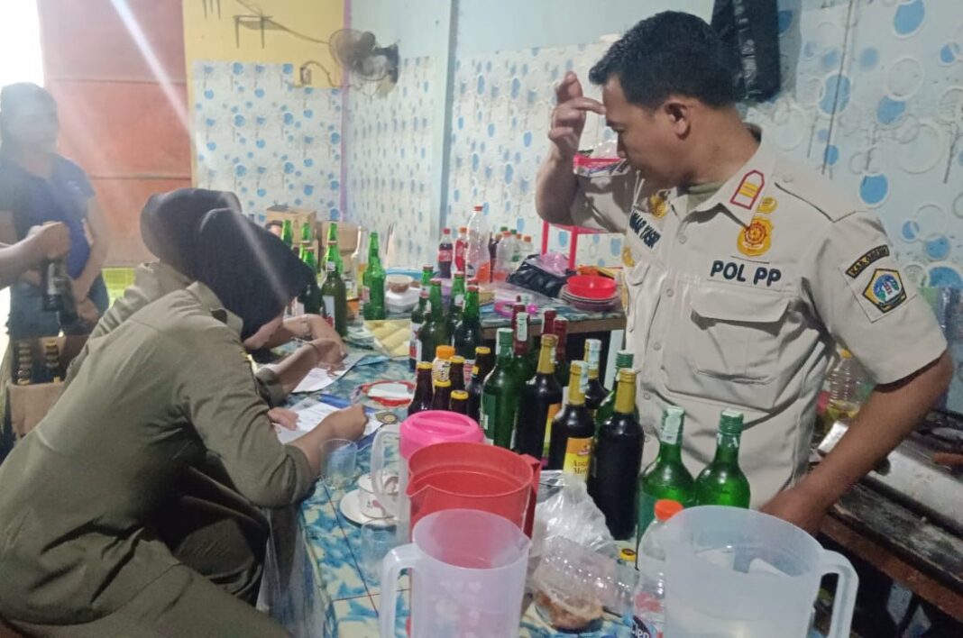 razia miras jelang nataru, satpol pp gresik sita puluhan botol minuman keras