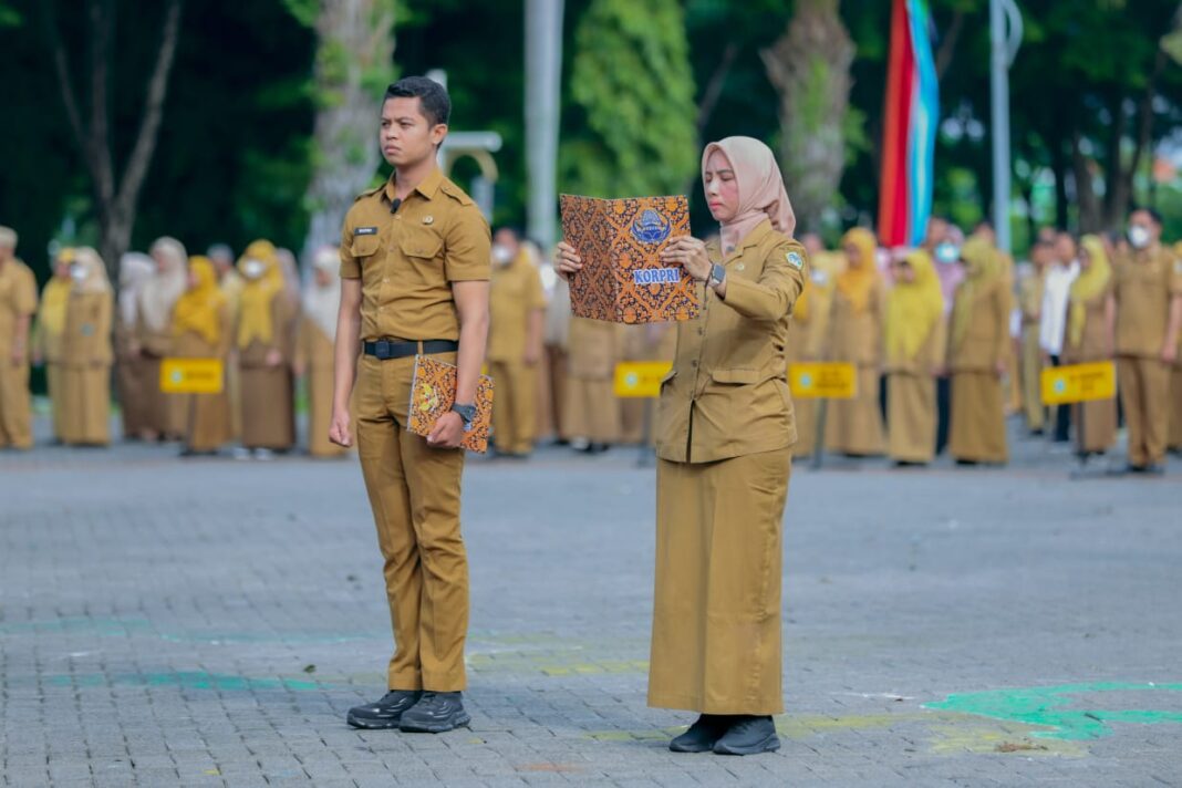 aturan baru belum berlaku, asn gresik masih pakai seragam khaki di apel perdana 2025