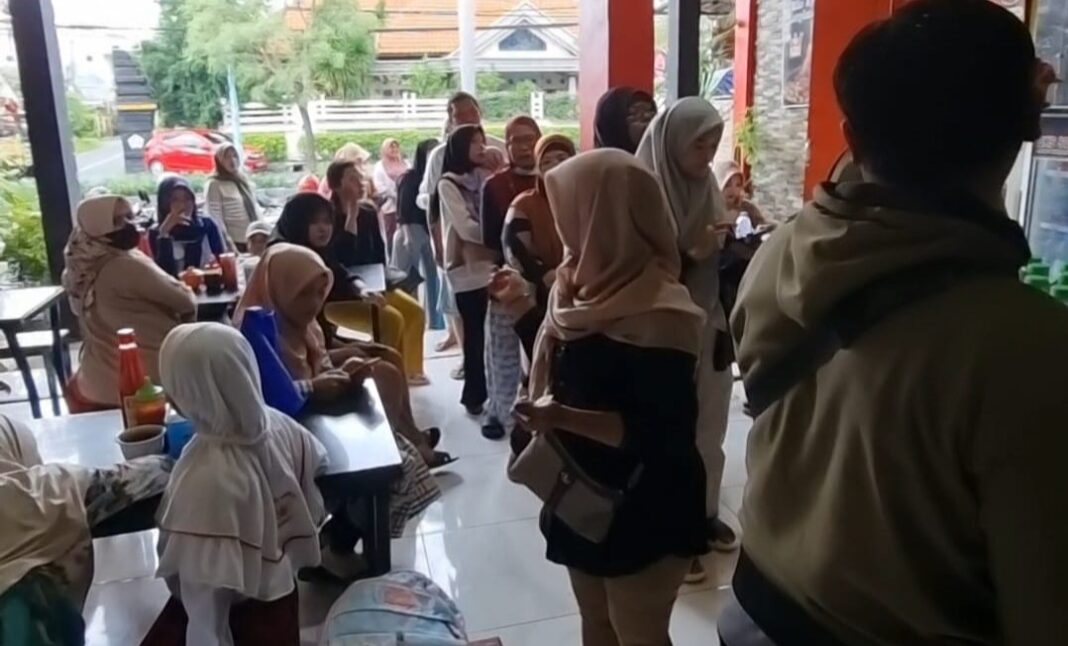 diskon 50 persen di ulang tahun owner, bakso kaki sapi gresik diserbu pembeli