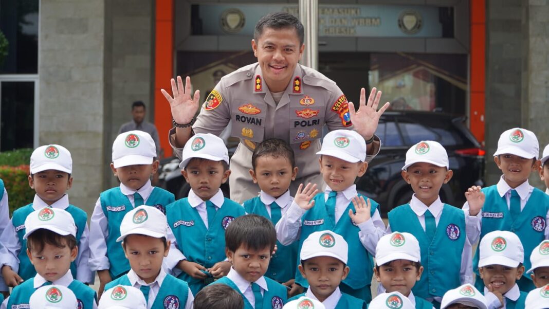 kapolres gresik kenalkan polisi sebagai sahabat anak